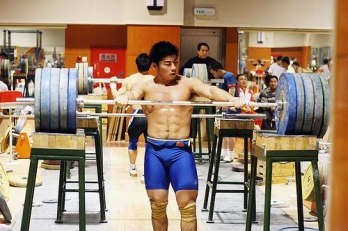 Chinese-weightlifter-squat