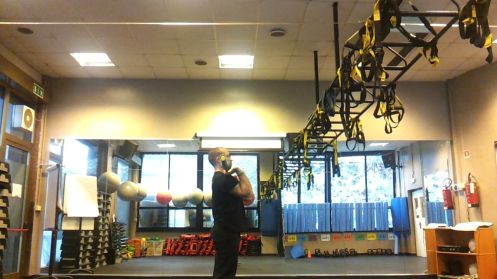 i gomiti nel military press